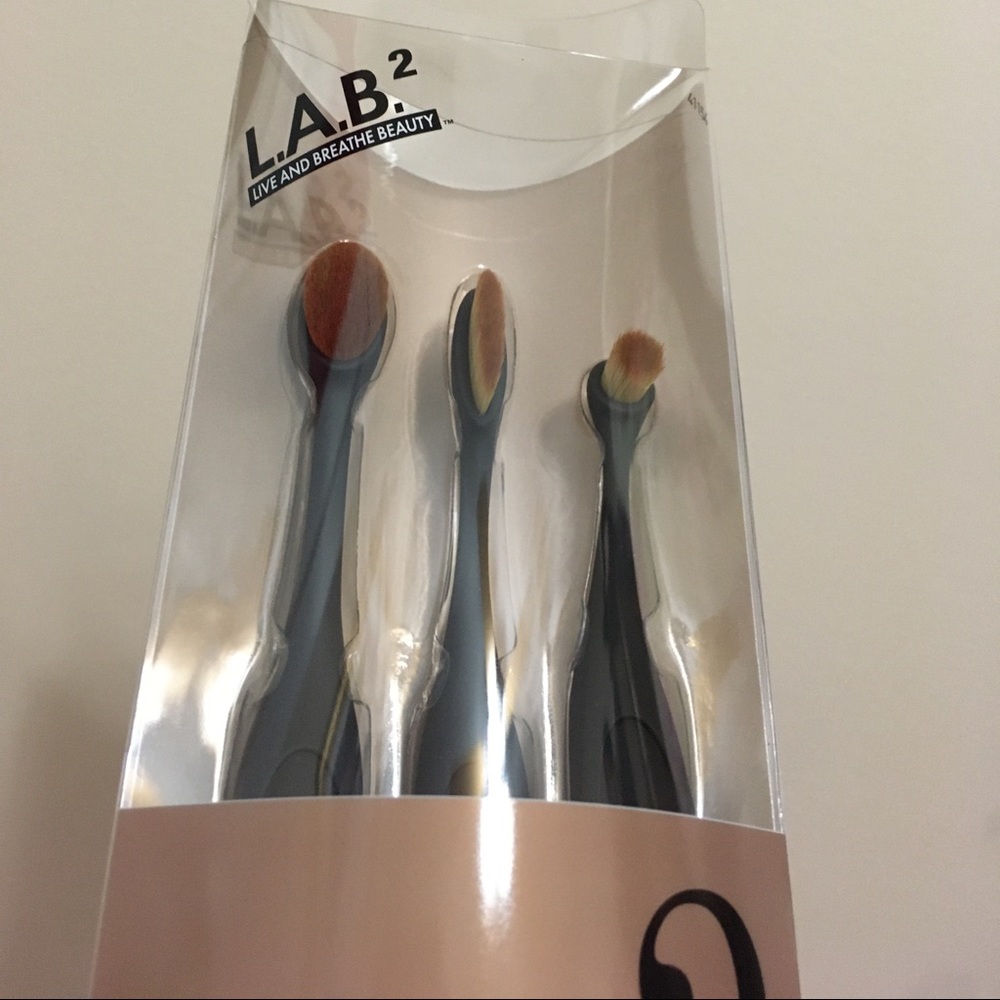๐ Luxe K2 L.A.B. 2 3 Makeup Brushes! ๐ฅ - Picture 4 of 7
